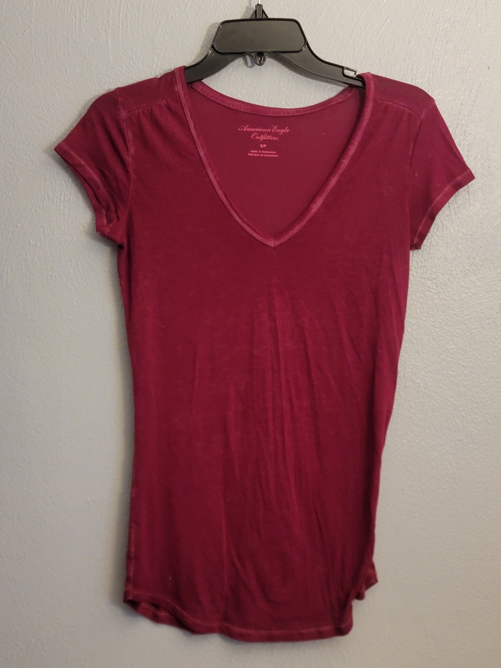American Eagle Outfitters V-Neck Short Sleeve Tee in Berry Plum